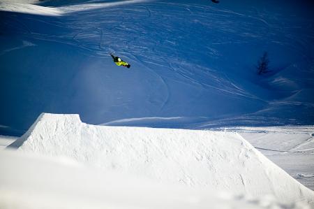Nitro Euro Road Trip: SANDY Mikael - Backside air.