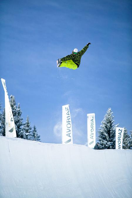 Nitro Road Trip: SANDY Mikael - Indy nose bone.